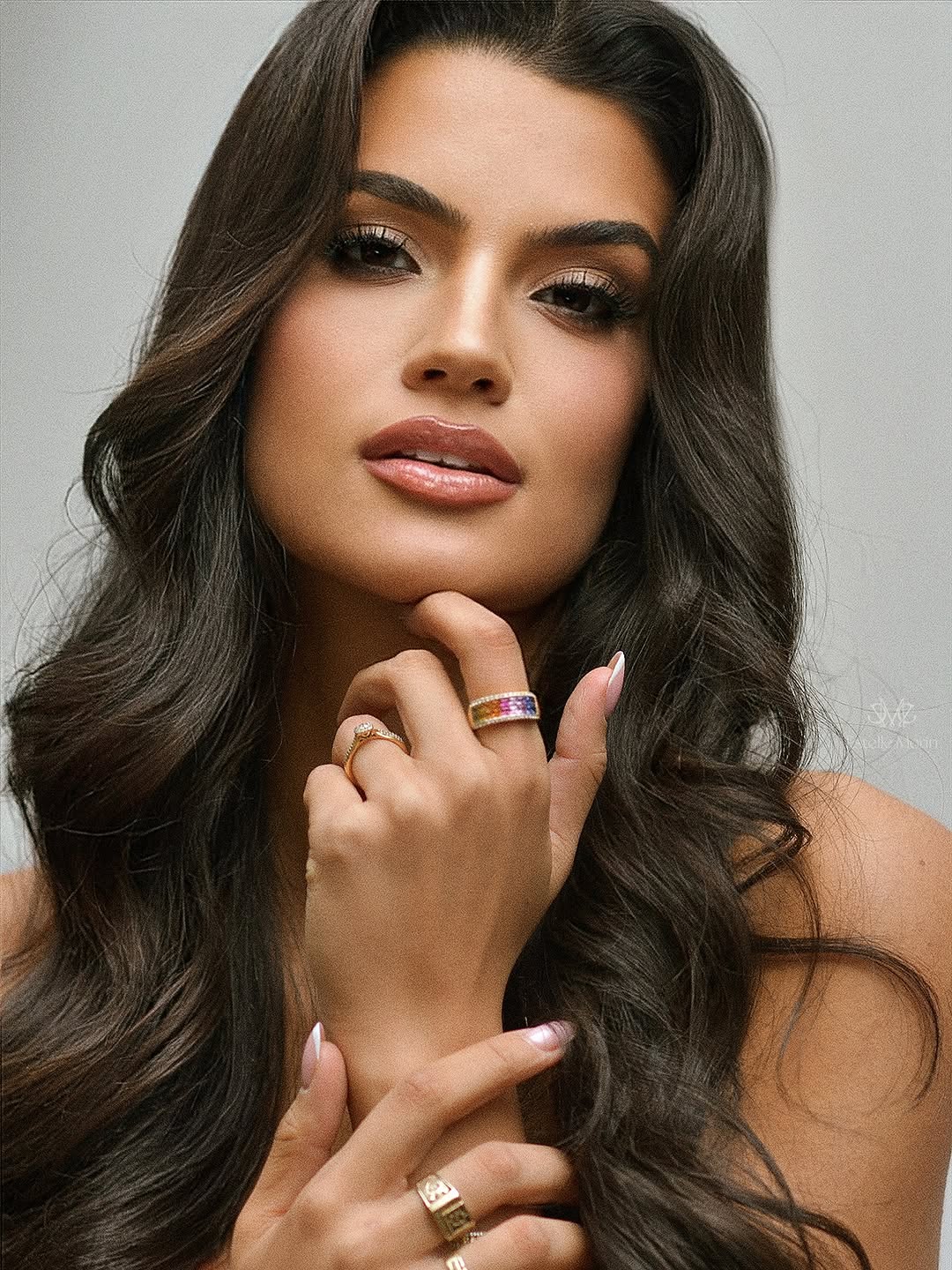 Mareva Michel, Miss Ile-de-France 2025, avec la bougie La Divine Marine