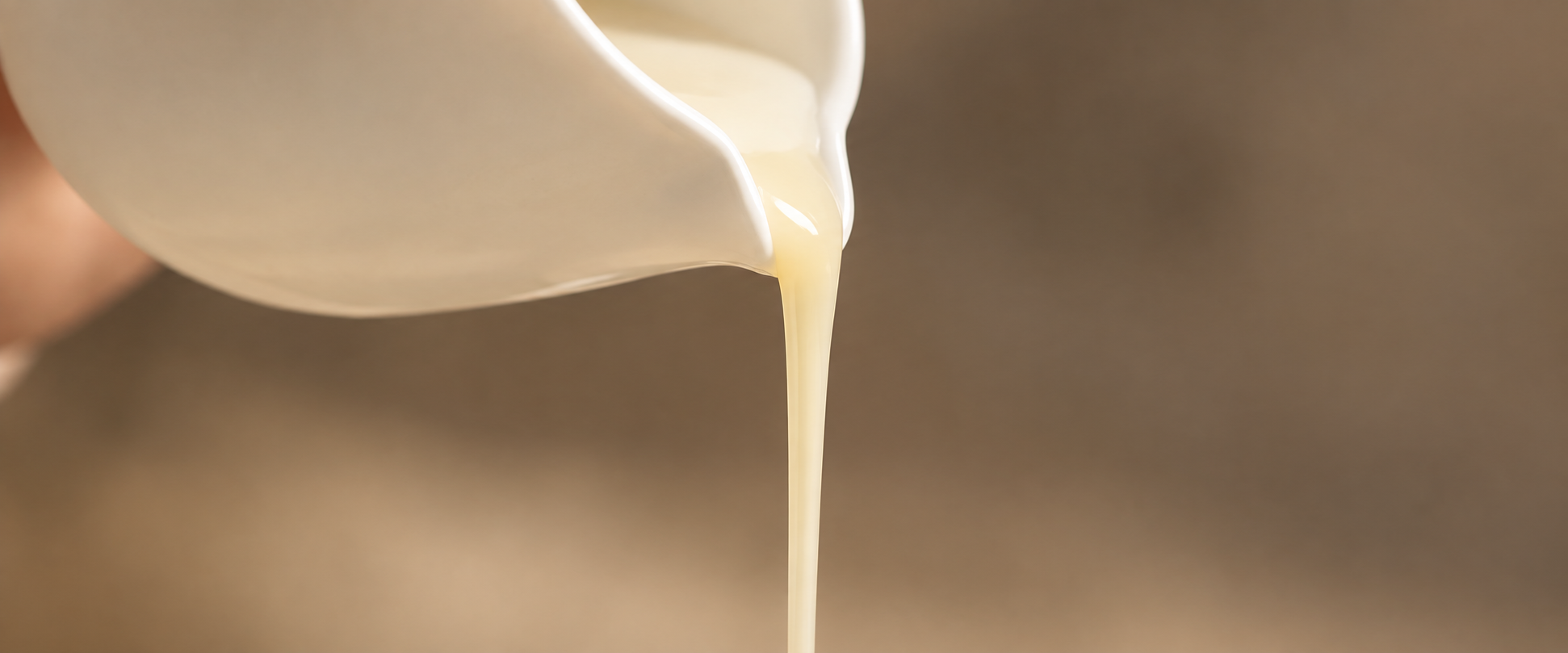 Verser la matiere fondue de La Divine Marine dans la paume de la main